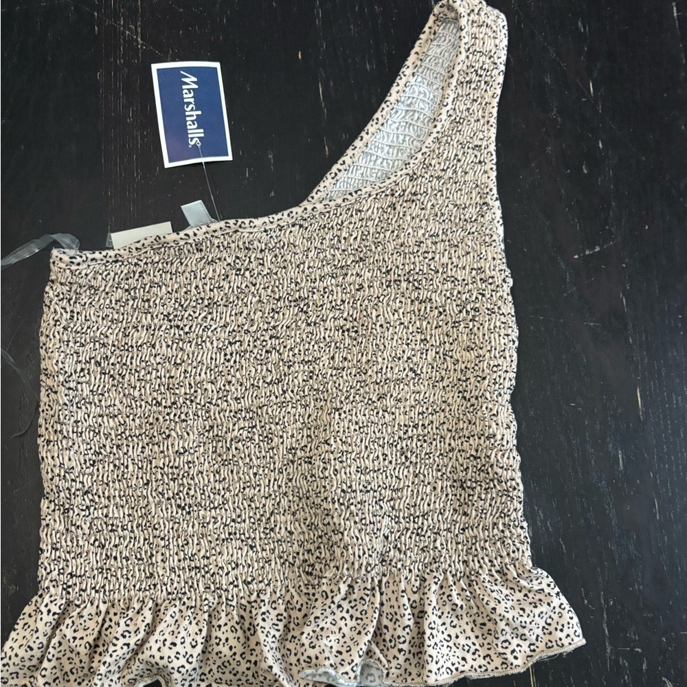 NWT Women’s/juniors top, one sleeve